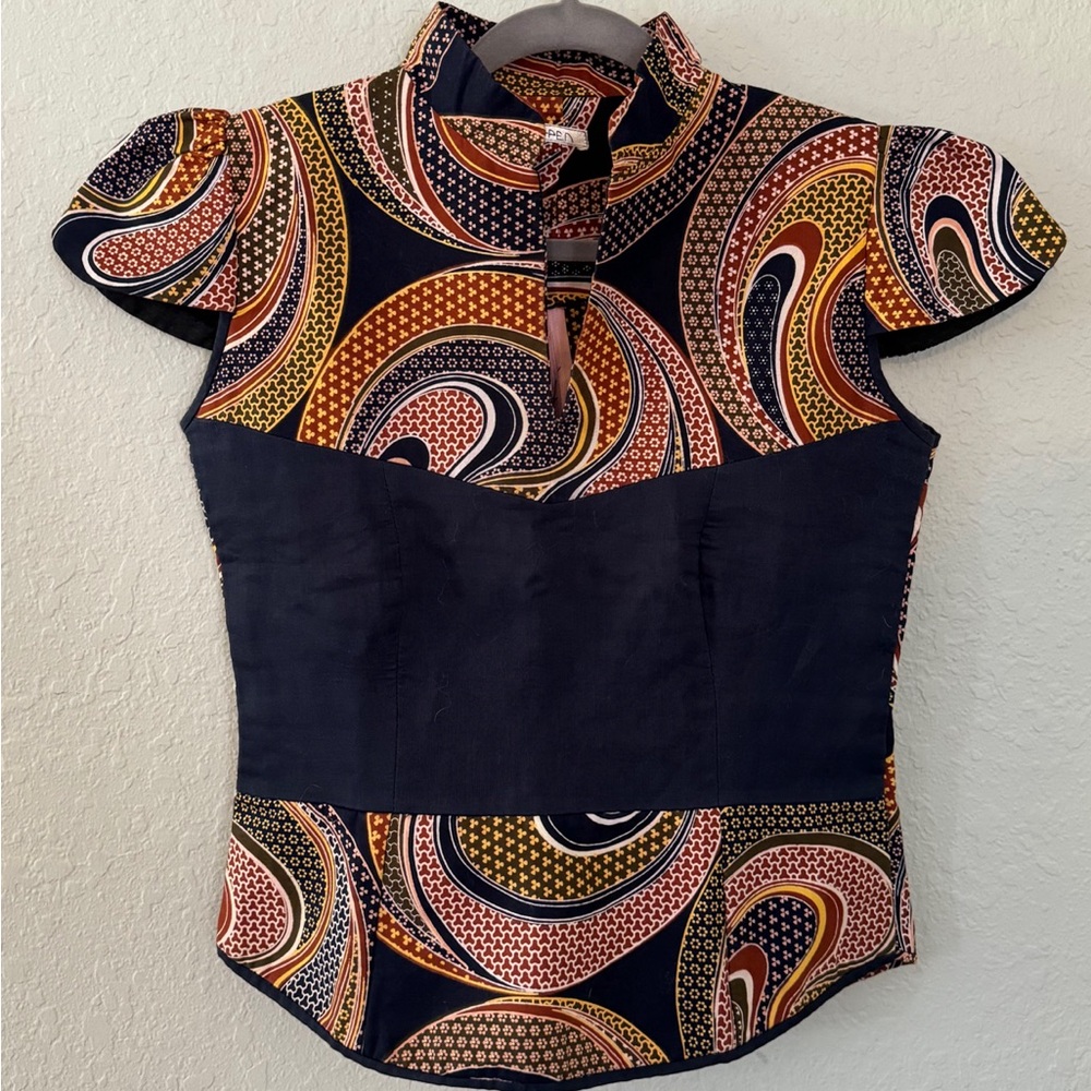 Woman’s IK-PEN tailored top. Size small